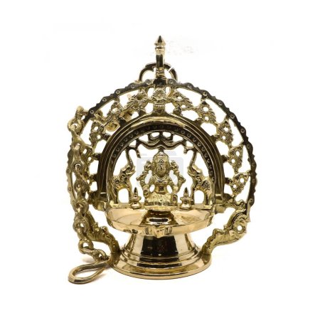 Téléchargez les photos : Lampe à huile suspendue traditionnelle avec une sculpture antique de la déesse lakshmi en laiton doré utilisé pour les cérémonies du temple isolé sur blanc - en image libre de droit