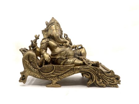 antigua estatua de oro de elefante cabeza dios señor ganesh sentado en un trono de pavo real aislado en un fondo blanco
