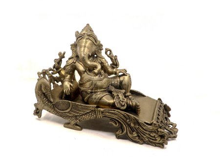 antigua estatua de oro de elefante cabeza dios señor ganesh sentado en un trono de pavo real aislado en un fondo blanco