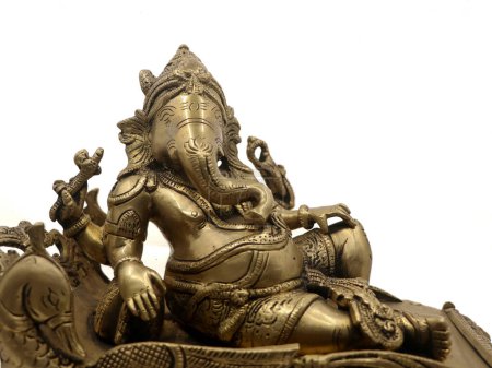 Nahaufnahme einer verzierten Lord-Ganesh-Statue aus der hinduistischen Mythologie, in goldenes Messingmetall geschnitzt, isoliert auf weißem Hintergrund