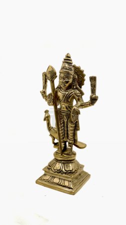 Statue des hinduistischen Kriegsgottes Subramanya mit seiner Speerwaffe, Sohn des Herrschers Shiva mit seinem Pfau isoliert auf weißem Hintergrund