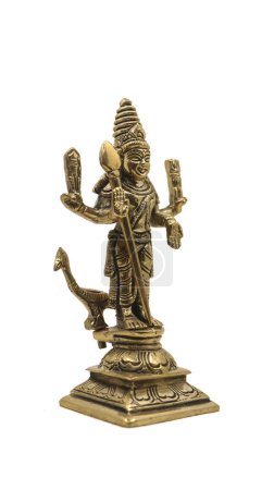 Skulptur in Gold des hinduistischen Kriegsgottes Subramanya, Sohn des Herrschers Shiva mit seinem Tier, ein Pfau isoliert auf weißem Hintergrund