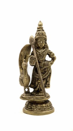 estatua del dios hindú de la guerra karthikeya, hijo del señor Shiva con su pavo real mascota aislado en un fondo blanco