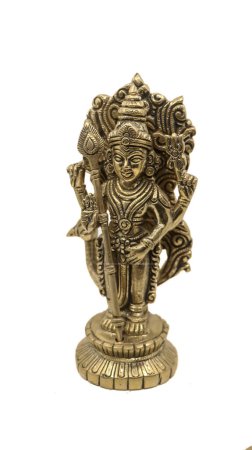 estatua de vinatge del dios hindú de la guerra subramanya, hijo del señor Shiva con su animal, un pavo real aislado en un fondo blanco