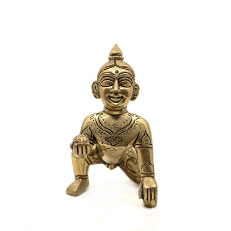 Vintage goldene Figur des kriechenden Baby Lord Krishna auch Gopal genannt mit süßer Leiter in der Hand isoliert in einem weißen Hintergrund