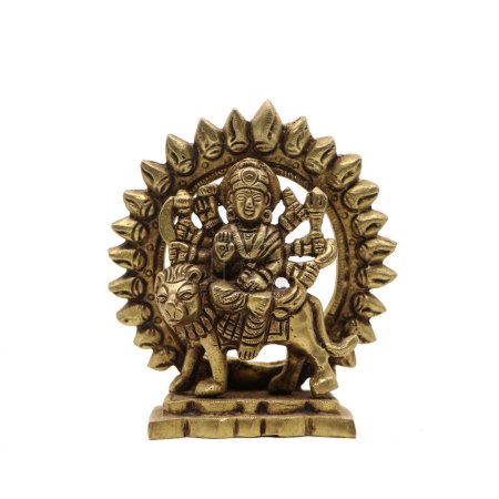 Statue der Göttin Durga devi der hinduistischen Religion mit mehreren Waffen in ihren vielen Armen, sitzend auf ihrem Löwen, handgefertigt mit Details aus goldenem Messing isoliert vor weißem Hintergrund