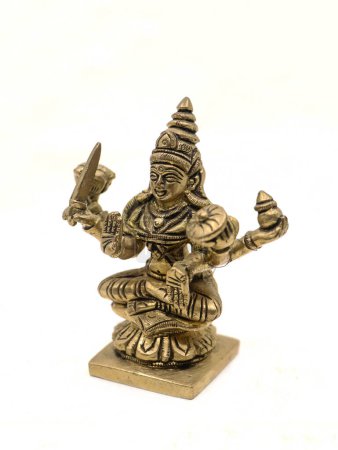 Vintage-Metall-Figur der hinduistischen Göttin Mahalakshmi im Detail sitzt im Schneidersitz isoliert in einem weißen Hintergrund