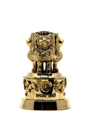 ashok stambh con emblema de león, pilar símbolo del gobierno de la India hecho a mano en oro aislado en fondo blanco