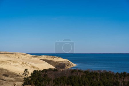 Foto de Mar Báltico de Curonian Spit. Las dunas grises, o las dunas muertas son colinas arenosas con un poco de manchas verdes en el lado lituano de la saliva curónica. - Imagen libre de derechos