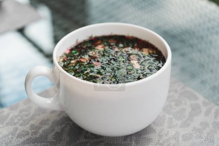 Kalte Rote-Bete-Kräutersuppe, Rote-Bete-Kalte-Suppe. Ein beliebtes Sommergericht in der Ukraine und Weißrussland.