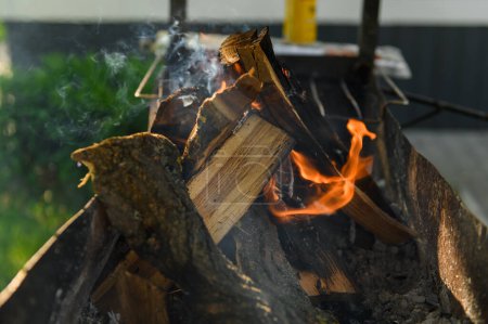 Téléchargez les photos : Brûler du bois dans un barbecue à l'extérieur - en image libre de droit