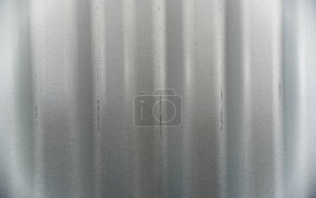 Foto de Una lámina de hierro ondulado gris tiene una marca en una de sus crestas - Imagen libre de derechos