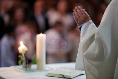 Téléchargez les photos : Prêtre à la messe catholique. Passy. France. - en image libre de droit