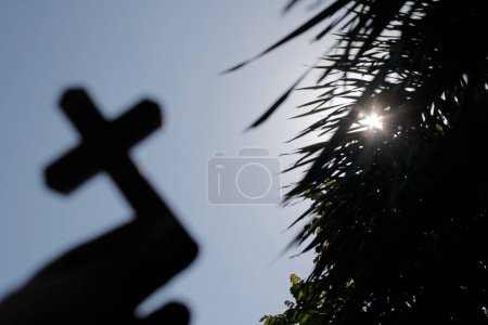 Téléchargez les photos : Croix chrétienne contre le ciel. Gros plan à portée de main. Tiens bon. Cambodge. - en image libre de droit
