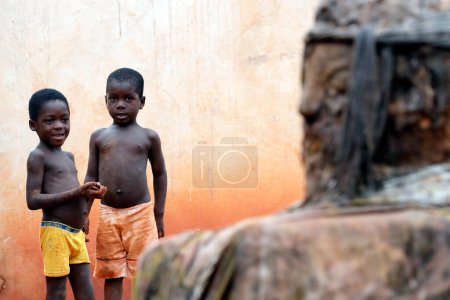 Téléchargez les photos : Legba voodoo protection outside a house.  Togoville. Togo. - en image libre de droit