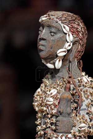 Téléchargez les photos : The Akodessewa Fetish Market is known as the world's largest voodoo market.  Traditional fetish statue. Lome. Togo. - en image libre de droit
