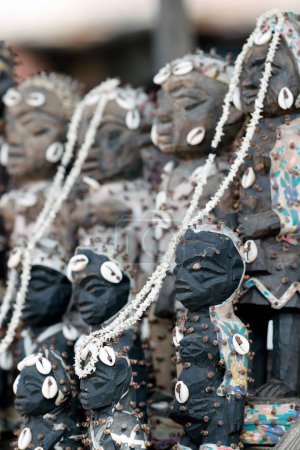 Téléchargez les photos : The Akodessewa Fetish Market is known as the world's largest voodoo market.  Traditional fetish statues.  Lome. Togo. - en image libre de droit