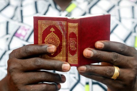 Téléchargez les photos : African muslim man readin the Quran. - en image libre de droit