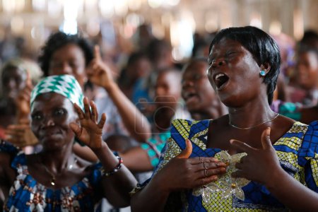 Téléchargez les photos : African church. Sunday catholic mass. Worshipers.  Agbonou Koeroma. Togo. - en image libre de droit