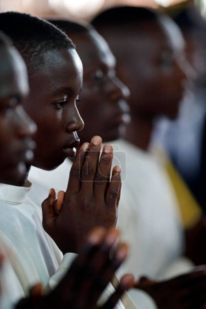 Téléchargez les photos : African church. Sunday catholic mass. Worshipers.  Agbonou Koeroma. Togo. - en image libre de droit