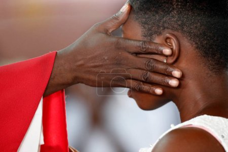 Téléchargez les photos : Église africaine. Messe catholique du dimanche. Le sacrement de la confirmation. Agbonou Koeroma. Togo. - en image libre de droit