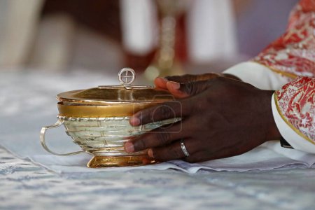 Téléchargez les photos : African church. Sunday catholic mass. Eucharist celebration.  Agbonou Koeroma. Togo. - en image libre de droit