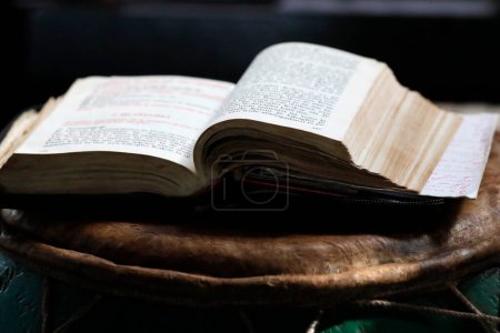 Téléchargez les photos : African church. Sunday catholic mass. Old bible on a djembe.  Agbonou Koeroma. Togo. - en image libre de droit