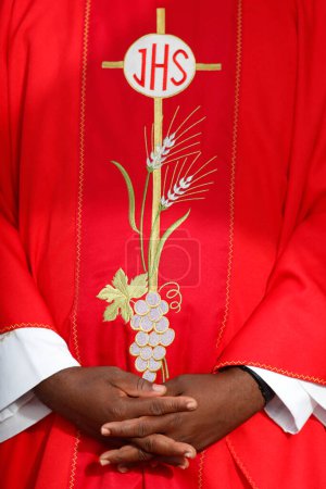 Téléchargez les photos : African catholic priest.  African church. Sunday catholic mass. Agbonou Koeroma. Togo. - en image libre de droit