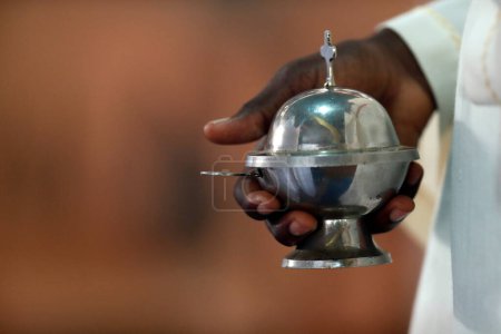 Téléchargez les photos : African church. Sunday catholic mass. Altar boy with incense. Agbonou Koeroma. Togo. - en image libre de droit