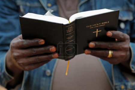 Téléchargez les photos : Bible study. African man reading the holy bible.  Lome. Togo. - en image libre de droit