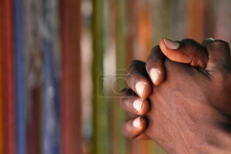 Téléchargez les photos : Homme chrétien priant Dieu. Gros plan sur les mains. Lome. Togo. - en image libre de droit