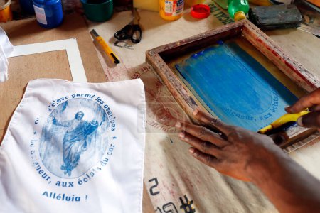 Téléchargez les photos : Artist making printed religious banner with Jesus.  Lome. Togo. - en image libre de droit