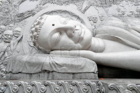 Téléchargez les photos : Pagode bouddhiste Long Son. Bouddha couché. Il représente le Bouddha historique lors de sa dernière maladie, sur le point d'entrer dans le parinirvana. Nha Trang. Viêt Nam. - en image libre de droit