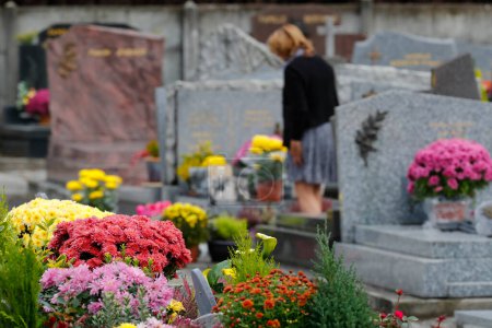 Foto de Día de Todos los Santos en un cementerio. Flores colocadas para honrar a familiares fallecidos. Francia. - Imagen libre de derechos