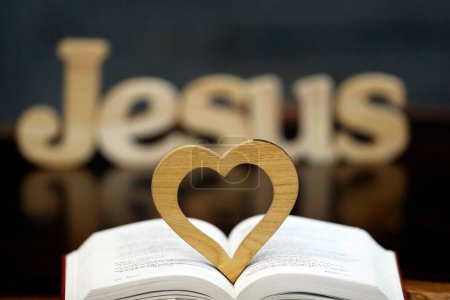 Téléchargez les photos : Lettres en bois formant le mot Jésus avec la Bible et le cœur. Symbole chrétien. - en image libre de droit