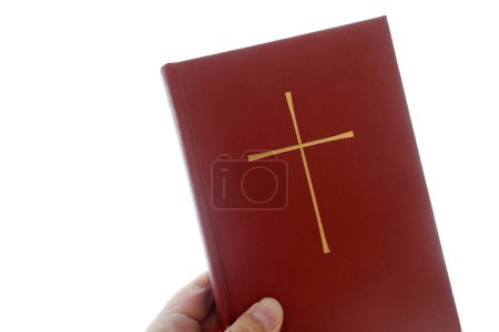 Foto de De cerca con una biblia roja. Símbolo cristiano. - Imagen libre de derechos