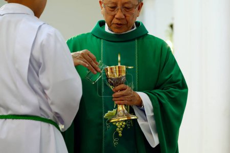 Téléchargez les photos : Église catholique. Messe dominicale. Fête eucharistique. Ho Chi Minh Ville. Viêt Nam. - en image libre de droit