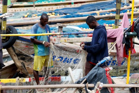 Téléchargez les photos : Port de Lomé. Bateaux de pêche. Togo. - en image libre de droit