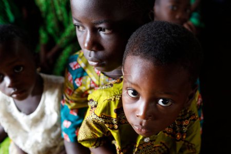 Téléchargez les photos : Brother and sisters.  Togo. - en image libre de droit