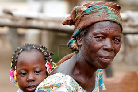 Téléchargez les photos : African woman and young girl.  Datcha-Attikpaye. Togo. - en image libre de droit