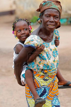 Téléchargez les photos : African woman and young girl.  Datcha-Attikpaye. Togo. - en image libre de droit