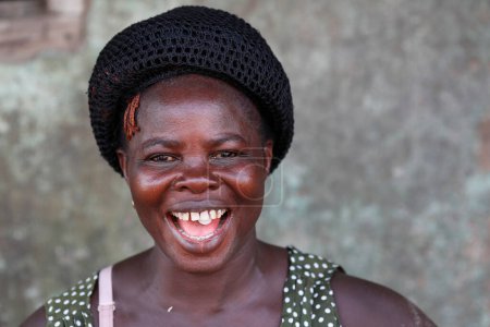 Téléchargez les photos : Smiling african woman. Portrait.  Datcha-Attikpaye. Togo. - en image libre de droit