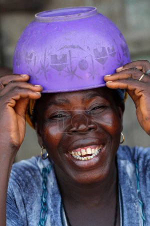 Téléchargez les photos : Smiling african woman. Portrait.  Datcha-Attikpaye. Togo. - en image libre de droit