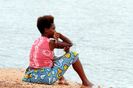 Téléchargez les photos : African woman looking at the sea.  Aneho. Togo. - en image libre de droit