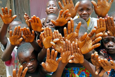 Téléchargez les photos : Un village africain. Groupe d'enfants montrant leurs mains. Datcha-Attikpaye. Togo. - en image libre de droit