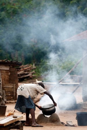 Téléchargez les photos : African kitchen in a village. Girl cooking.  Daily life.  Datcha-Attikpaye. Togo. - en image libre de droit