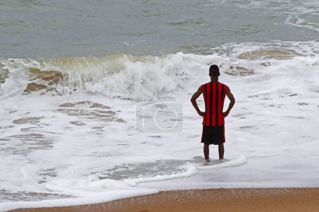 Téléchargez les photos : African man looking at the sea.  Aneho. Togo. - en image libre de droit