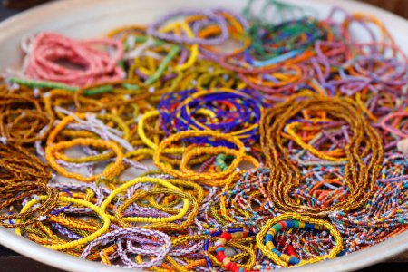 Téléchargez les photos : Collections colorées de bracelets ethniques et cordon de perles à vendre. Lome. Togo. - en image libre de droit