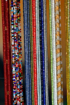 Téléchargez les photos : Collections colorées de bracelets ethniques et cordon de perles à vendre. Lome. Togo. - en image libre de droit