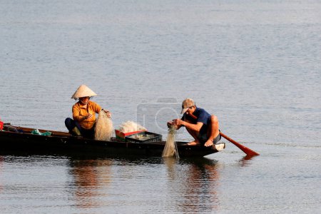 Téléchargez les photos : Vietnamese couple fishing in Huong River ( Perfume River).  Hue. Vietnam. - en image libre de droit